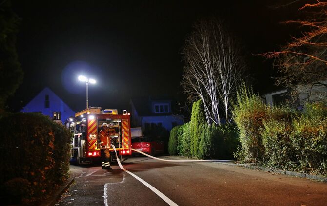 Komposthaufen brennt im Wohngebiet - Feuerwehr und Polizei im Einsatz_1