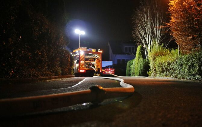 Komposthaufen brennt im Wohngebiet - Feuerwehr und Polizei im Einsatz_2