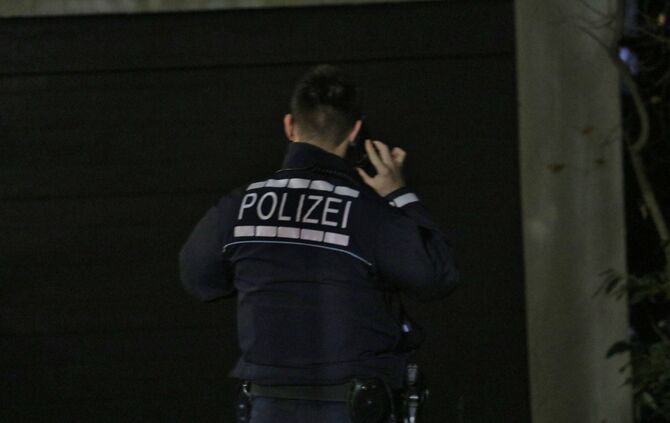 Komposthaufen brennt im Wohngebiet - Feuerwehr und Polizei im Einsatz_3