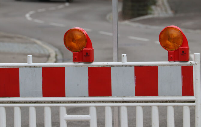 Absperrung Straßensperre baustelle warnbake symbol symbolbild symbolfoto