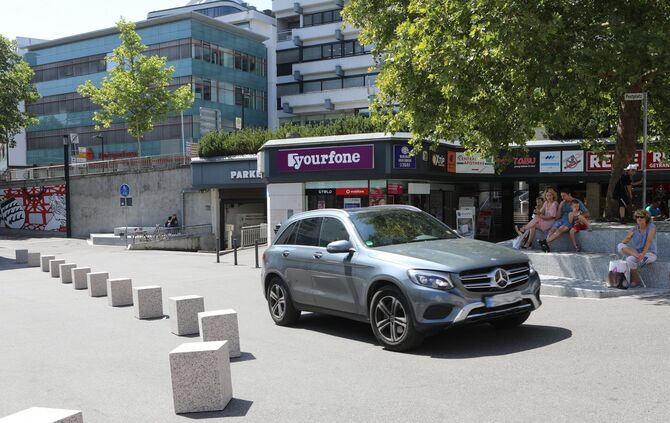 Postplatz: Sitzsteine gegen wildes Parken_0