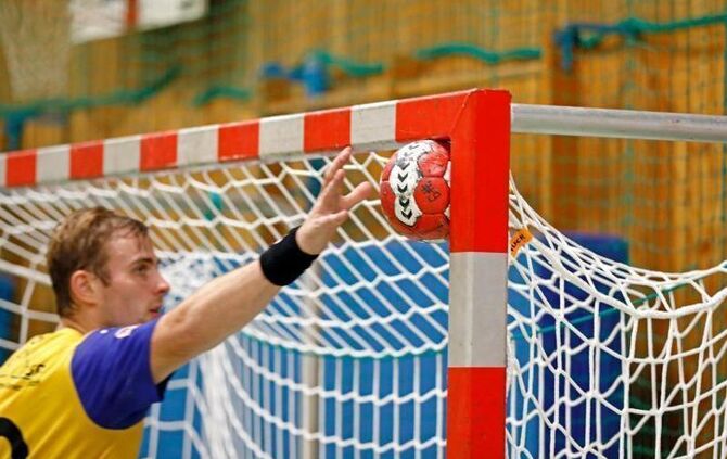 Handball bleibt im Lattenkreuz stecken