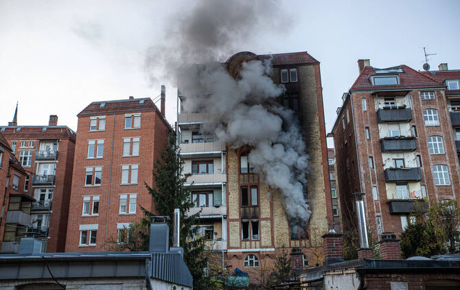 Rauchsäule über Stuttgart: Dutzend Bewohner bei Gebäudebrand gerettet - Menschen fliehen bei Minusgraden aufs Dach, dichter Rauc