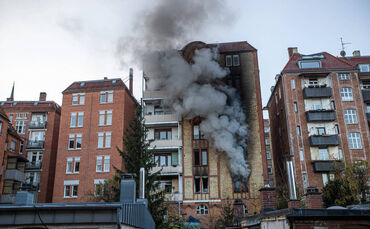 Rauchsäule über Stuttgart: Dutzend Bewohner bei Gebäudebrand gerettet - Menschen fliehen bei Minusgraden aufs Dach, dichter Rauc