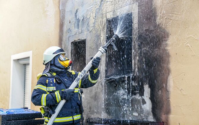 Weinstadt-Beutelsbach: Muelltonnenbrand greift auf Hausfassade ueber