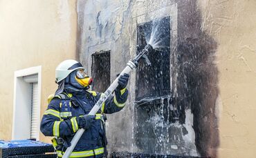 Weinstadt-Beutelsbach: Muelltonnenbrand greift auf Hausfassade ueber