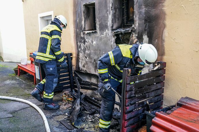 Weinstadt-Beutelsbach: Muelltonnenbrand greift auf Hausfassade ueber