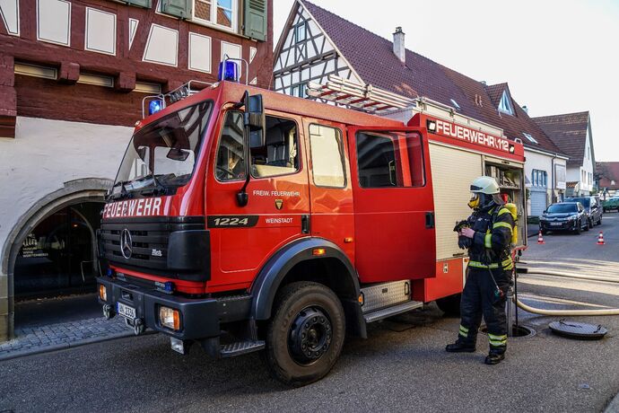 Weinstadt-Beutelsbach: Muelltonnenbrand greift auf Hausfassade ueber