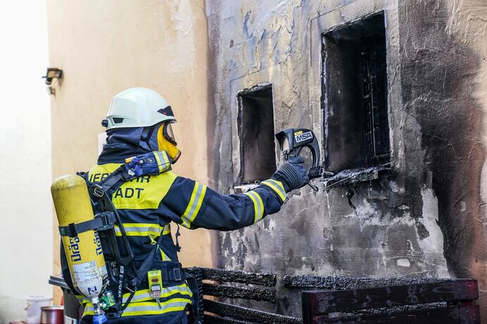 Weinstadt-Beutelsbach: Muelltonnenbrand greift auf Hausfassade ueber