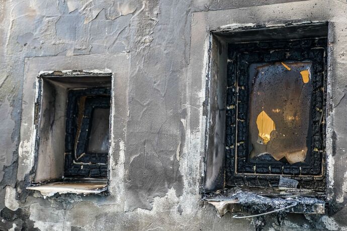 Weinstadt-Beutelsbach: Muelltonnenbrand greift auf Hausfassade ueber