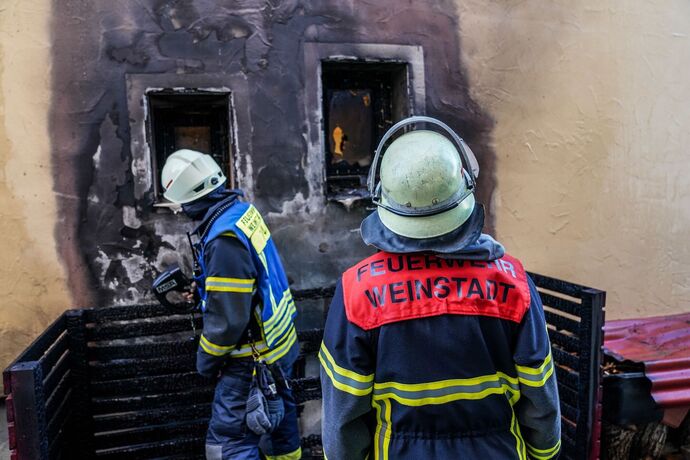 Weinstadt-Beutelsbach: Muelltonnenbrand greift auf Hausfassade ueber