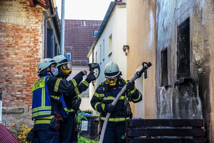 Weinstadt-Beutelsbach: Muelltonnenbrand greift auf Hausfassade ueber
