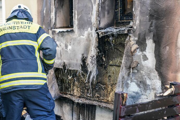 Weinstadt-Beutelsbach: Muelltonnenbrand greift auf Hausfassade ueber