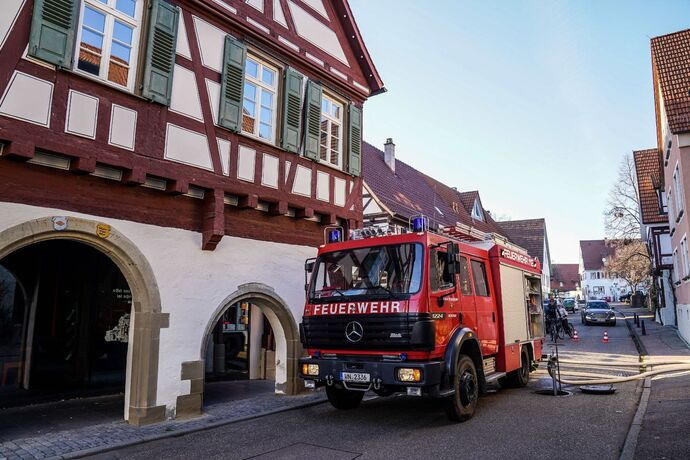 Weinstadt-Beutelsbach: Muelltonnenbrand greift auf Hausfassade ueber