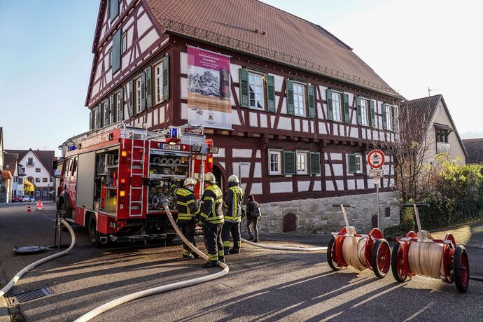 Weinstadt-Beutelsbach: Muelltonnenbrand greift auf Hausfassade ueber