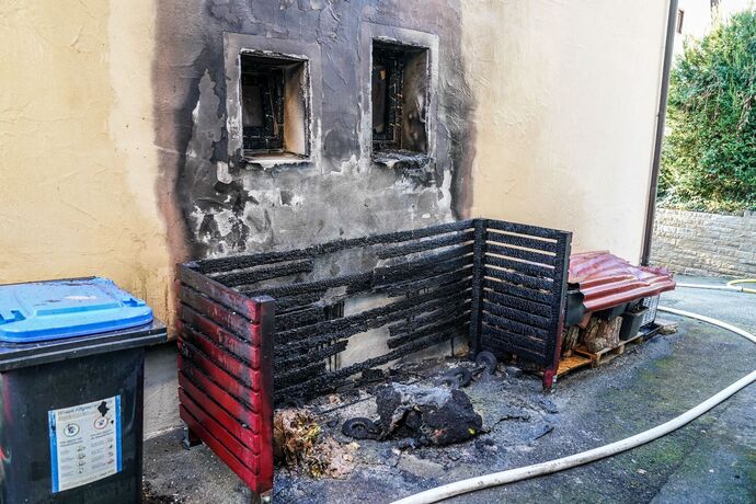 Weinstadt-Beutelsbach: Muelltonnenbrand greift auf Hausfassade ueber