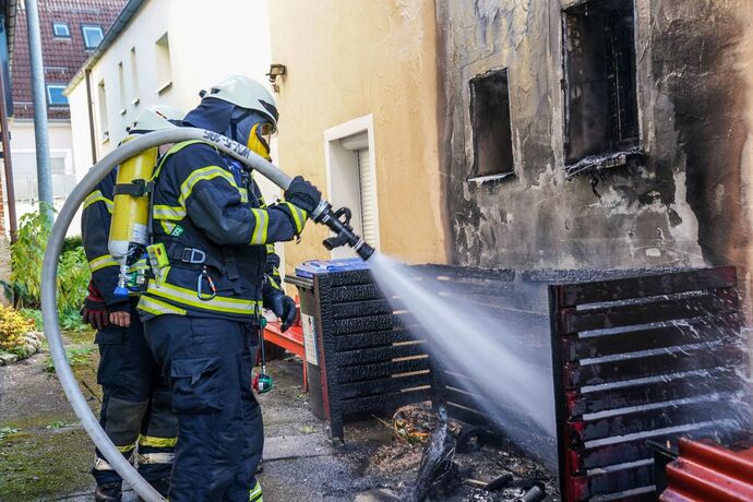 Weinstadt-Beutelsbach: Muelltonnenbrand greift auf Hausfassade ueber