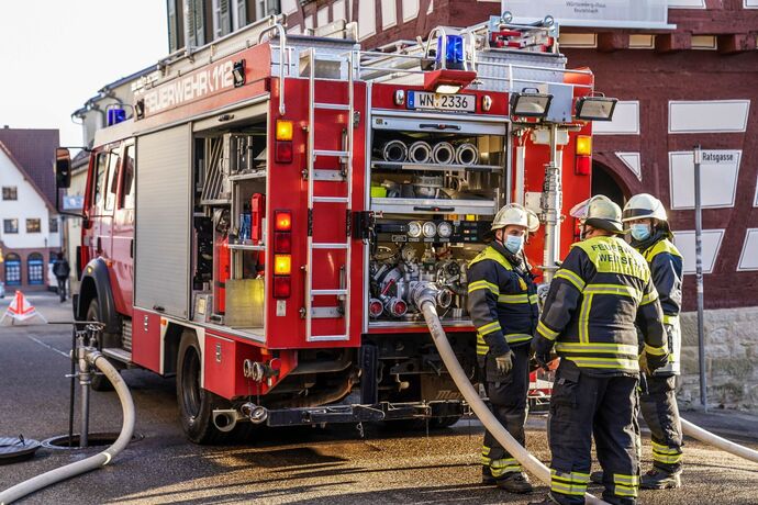 Weinstadt-Beutelsbach: Muelltonnenbrand greift auf Hausfassade ueber