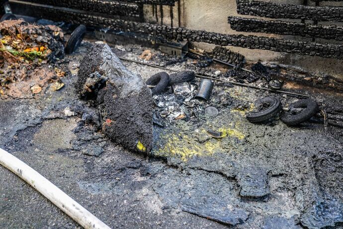 Weinstadt-Beutelsbach: Muelltonnenbrand greift auf Hausfassade ueber