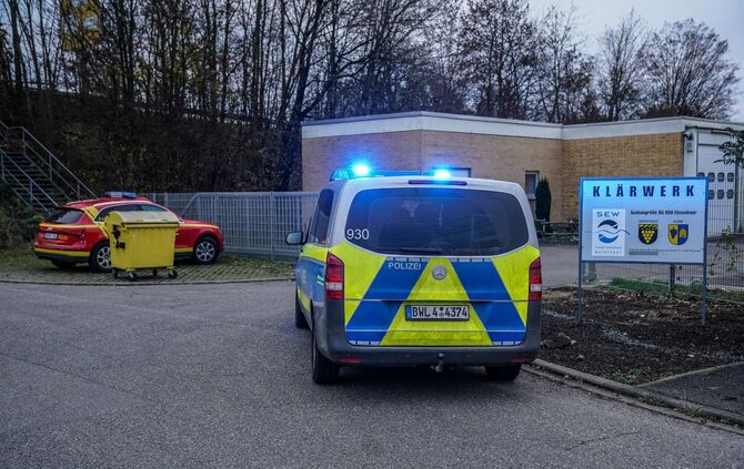 Weinstadt-Endersbach: Arbeiter stuerzt mehrere Meter tief in Becken der Klaeranlage