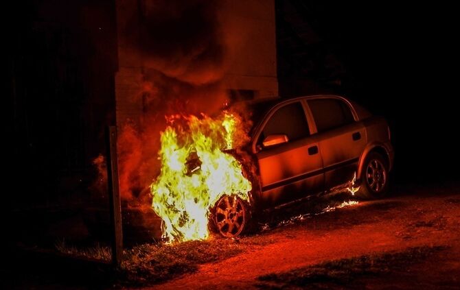 Berglen-Hößlinswart - Mehrere Pkw brennen an Gebäude_0