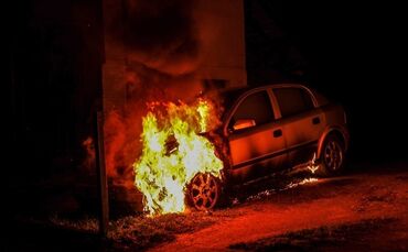 Berglen-Hößlinswart - Mehrere Pkw brennen an Gebäude_0