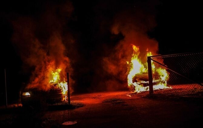 Berglen-Hößlinswart - Mehrere Pkw brennen an Gebäude_1