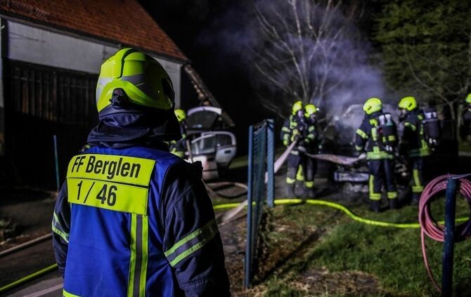 Berglen-Hößlinswart - Mehrere Pkw brennen an Gebäude_11
