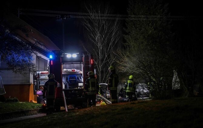 Berglen-Hößlinswart - Mehrere Pkw brennen an Gebäude_12