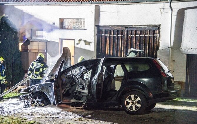 Berglen-Hößlinswart - Mehrere Pkw brennen an Gebäude_13