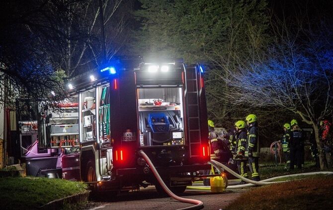 Berglen-Hößlinswart - Mehrere Pkw brennen an Gebäude_14