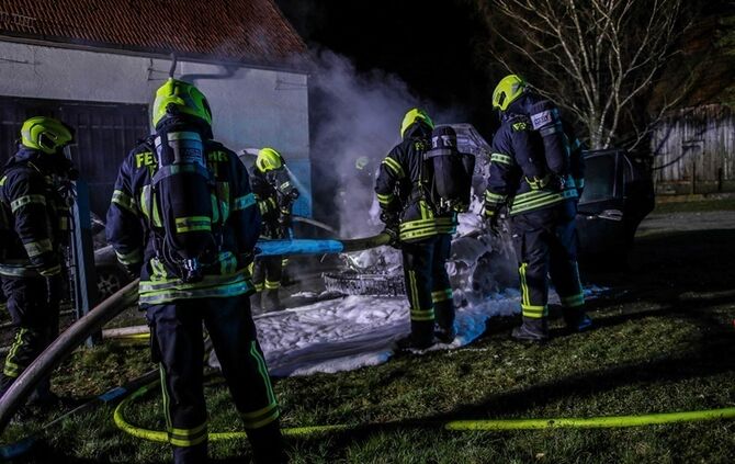 Berglen-Hößlinswart - Mehrere Pkw brennen an Gebäude_15
