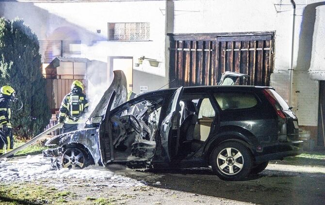 Berglen-Hößlinswart - Mehrere Pkw brennen an Gebäude_16