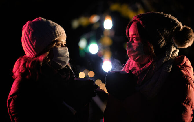 AdobeStock_387862267 glühwein treffen corona weihnachten  verordnung