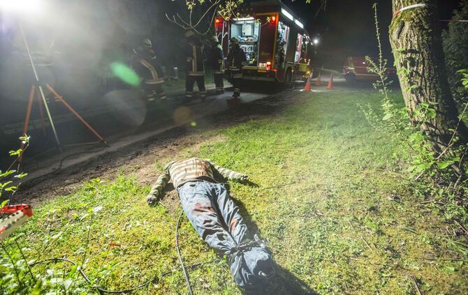Skurriler Horrorfund in der Rems: PÃ¤rchen findet beim Spaziergang offenbar gekÃ¶pfte Leiche - Feuerwehr birgt nach GroÃeinsatz aber nur eine Puppe_0
