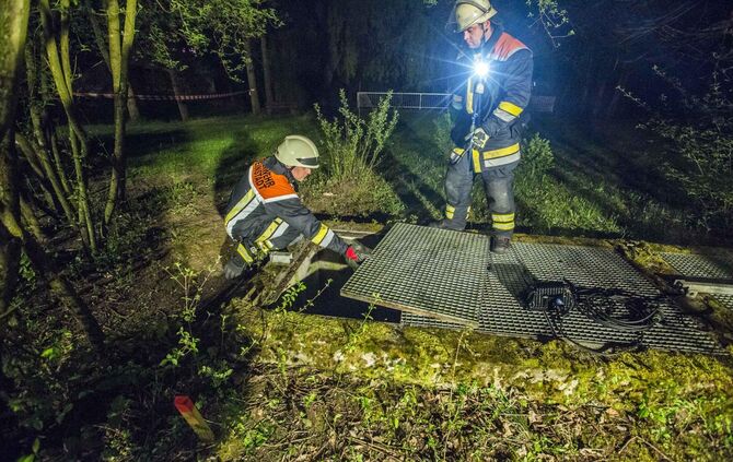 Skurriler Horrorfund in der Rems: PÃ¤rchen findet beim Spaziergang offenbar gekÃ¶pfte Leiche - Feuerwehr birgt nach GroÃeinsatz aber nur eine Puppe_1