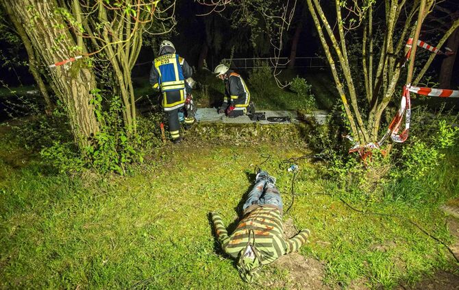 Skurriler Horrorfund in der Rems: PÃ¤rchen findet beim Spaziergang offenbar gekÃ¶pfte Leiche - Feuerwehr birgt nach GroÃeinsatz aber nur eine Puppe_2