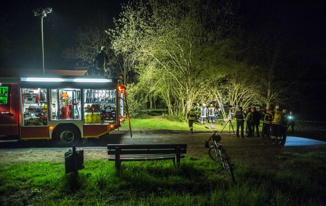 Skurriler Horrorfund in der Rems: PÃ¤rchen findet beim Spaziergang offenbar gekÃ¶pfte Leiche - Feuerwehr birgt nach GroÃeinsatz aber nur eine Puppe_3