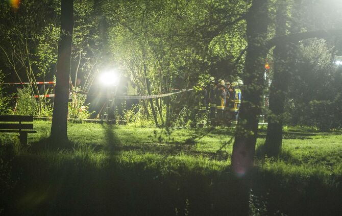 Skurriler Horrorfund in der Rems: PÃ¤rchen findet beim Spaziergang offenbar gekÃ¶pfte Leiche - Feuerwehr birgt nach GroÃeinsatz aber nur eine Puppe_5