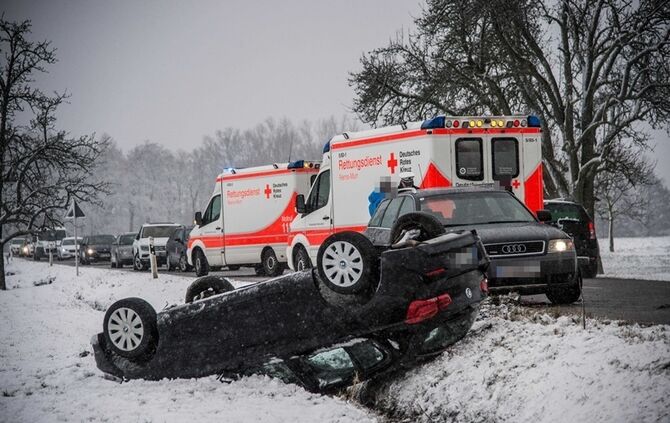 Pkw bei Schneeglätte überschlagen - Bild 13_23