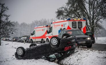 Pkw bei Schneeglätte überschlagen - Bild 13_23