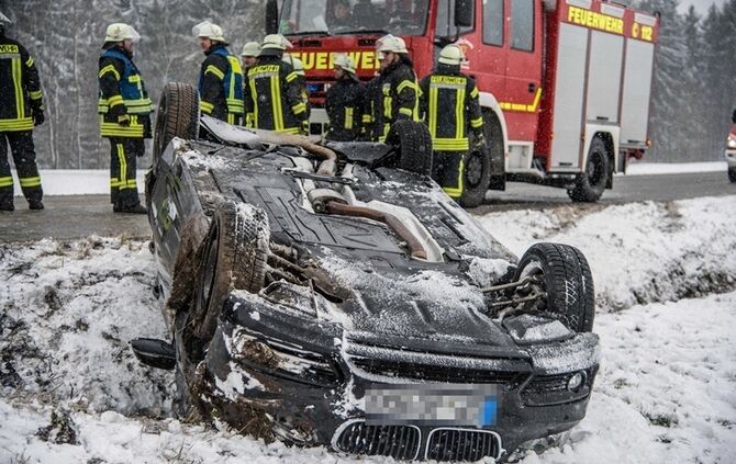 Pkw bei Schneeglätte überschlagen - Bild 15_22