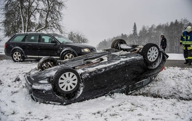 Pkw bei Schneeglätte überschlagen - Bild 14_21