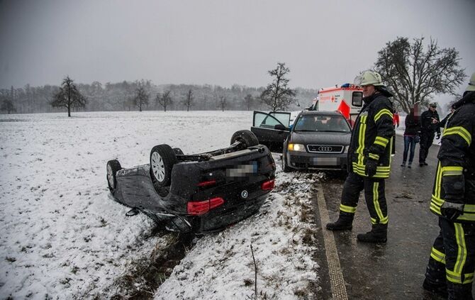 Pkw bei Schneeglätte überschlagen - Bild 11_19