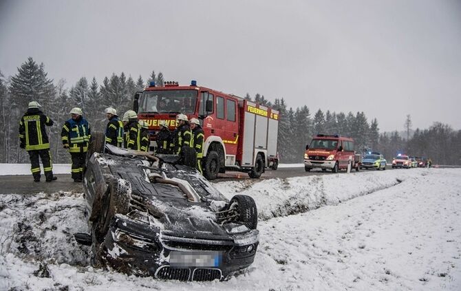 Pkw bei Schneeglätte überschlagen - Bild 10_18