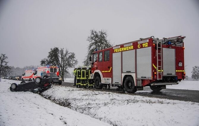 Pkw bei Schneeglätte überschlagen - Bild 09_17