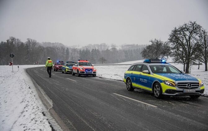 Pkw bei Schneeglätte überschlagen - Bild 08_16