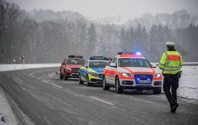 Pkw bei Schneeglätte überschlagen - Bild 07_15