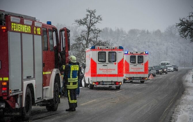 Pkw bei Schneeglätte überschlagen - Bild 06_14