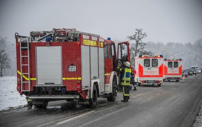 Pkw bei Schneeglätte überschlagen - Bild 05_13